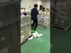 ソーラー電池の貯蔵庫が 道路上にあります