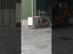 ソーラー電池の貯蔵庫が 道路上にあります